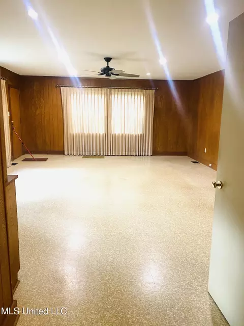 Living - 516 Naples Rd, Jackson, MS 39206 photo 3 of 3