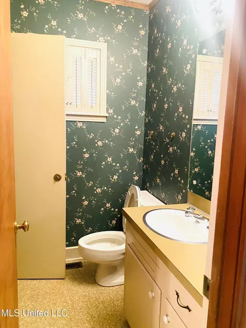 Bath - 516 Naples Rd, Jackson, MS 39206 photo 1 of 2