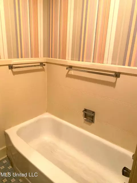 Bath - 516 Naples Rd, Jackson, MS 39206 photo 2 of 2