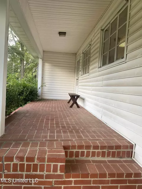 Exterior - 516 Naples Rd, Jackson, MS 39206 photo 1 of 7