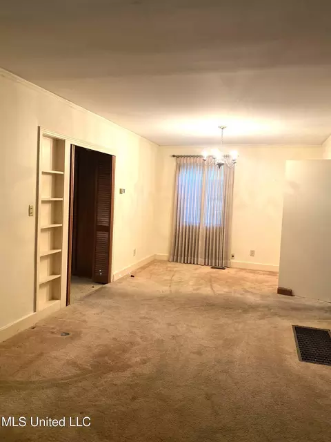Living - 516 Naples Rd, Jackson, MS 39206 photo 1 of 3