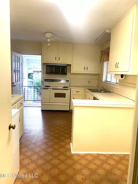 Kitchen - 516 Naples Rd, Jackson, MS 39206 photo 1 of 1