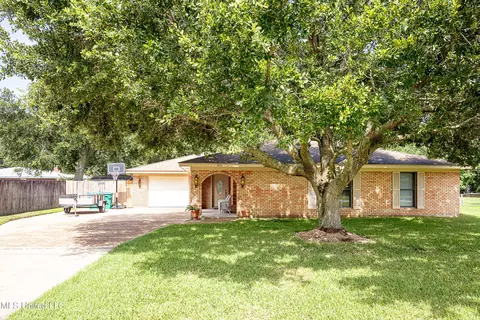 311 Bills Ave, Ocean Springs, MS 39564