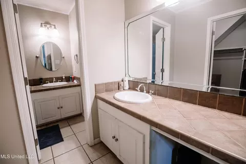 Bath - 629 Cherry Ln, Laurel, MS 39440 photo 4 of 5