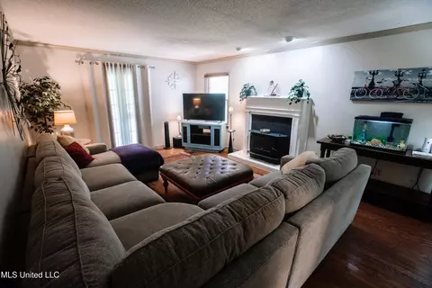 Living - 629 Cherry Ln, Laurel, MS 39440 photo 1 of 1