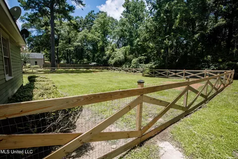 Exterior - 629 Cherry Ln, Laurel, MS 39440 photo 9 of 9