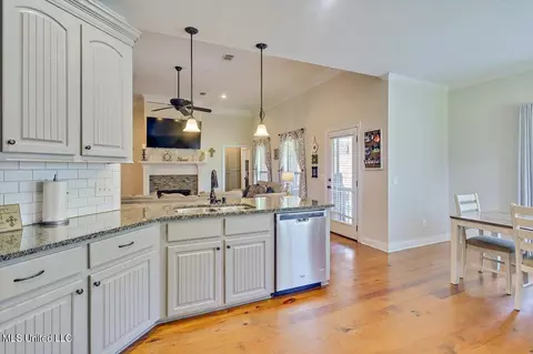 Kitchen - 626 Tucker Xing, Brandon, MS 39042 photo 2 of 4