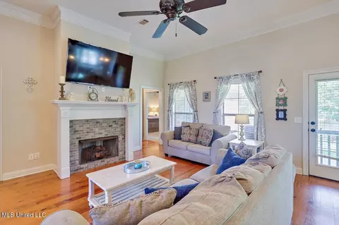 Living - 626 Tucker Xing, Brandon, MS 39042 photo 2 of 2