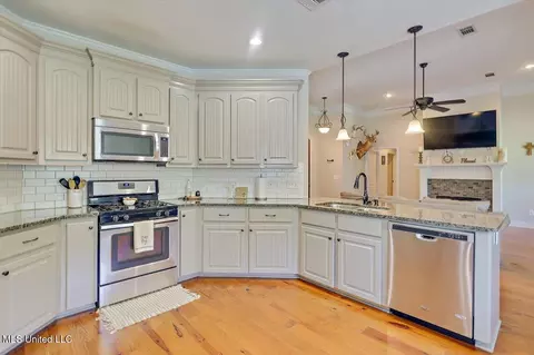 Kitchen - 626 Tucker Xing, Brandon, MS 39042 photo 4 of 4