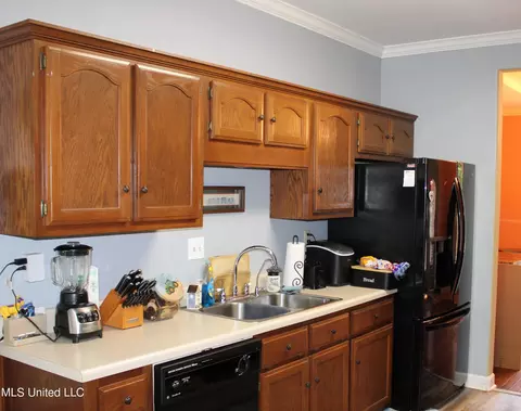 Kitchen - 4660 Conner Dr, Hernando, MS 38632 photo 2 of 2
