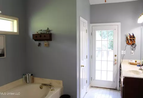 Bath - 4660 Conner Dr, Hernando, MS 38632 photo 4 of 5