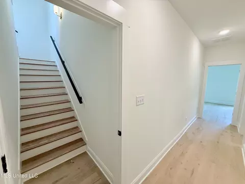 Entry Way - 1198 Creekside Ln, Hernando, MS 38632 photo 2 of 3