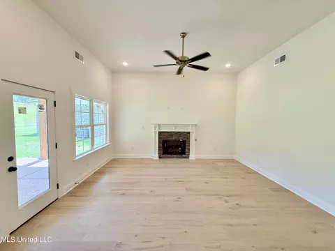 Living - 1198 Creekside Ln, Hernando, MS 38632 photo 2 of 2