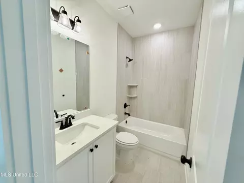Bath - 1198 Creekside Ln, Hernando, MS 38632 photo 4 of 4