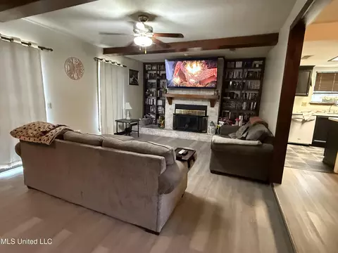 Living - 55 Oak Crest Pl, Brandon, MS 39042 photo 2 of 2