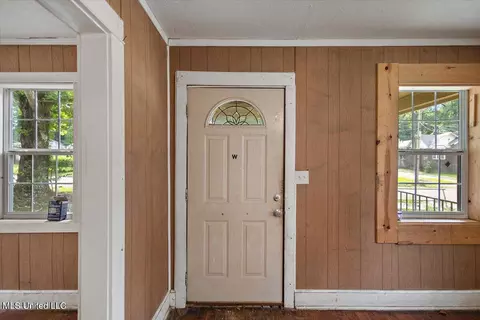 Entry Way - 227 Columbus St, Jackson, MS 39209 photo 1 of 1