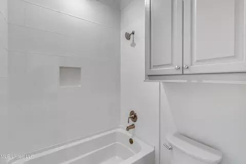 Bath - 241 Bronson Bnd, Flowood, MS 39232 photo 1 of 9