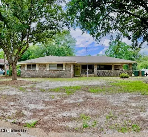 100 Clarence Dr, Gulfport, MS 39503