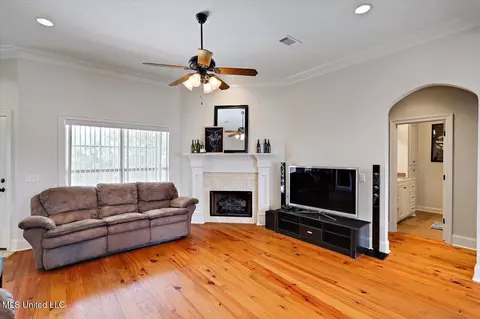 Living - 2006 Estates Cv, Pearl, MS 39208 photo 1 of 1