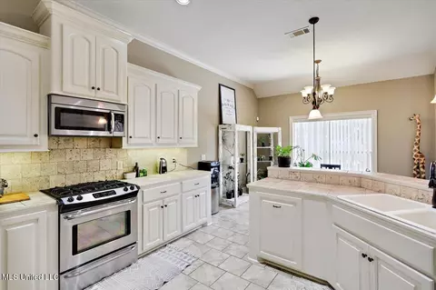Kitchen - 2006 Estates Cv, Pearl, MS 39208 photo 2 of 5