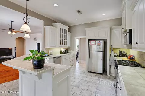Kitchen - 2006 Estates Cv, Pearl, MS 39208 photo 3 of 5