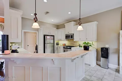 Kitchen - 2006 Estates Cv, Pearl, MS 39208 photo 5 of 5