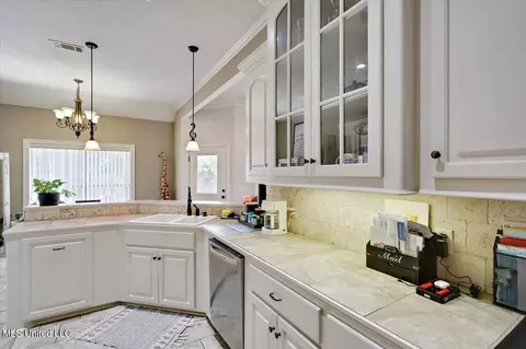 Kitchen - 2006 Estates Cv, Pearl, MS 39208 photo 1 of 5