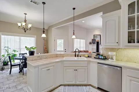 Kitchen - 2006 Estates Cv, Pearl, MS 39208 photo 4 of 5