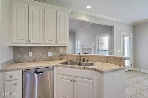 Kitchen - 119 Turtle Ridge Dr, Brandon, MS 39047 photo 2 of 4