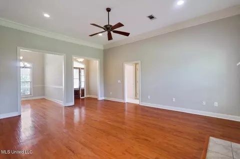 Living - 119 Turtle Ridge Dr, Brandon, MS 39047 photo 2 of 3