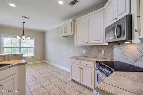 Kitchen - 119 Turtle Ridge Dr, Brandon, MS 39047 photo 3 of 4
