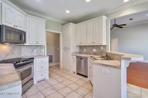 Kitchen - 119 Turtle Ridge Dr, Brandon, MS 39047 photo 4 of 4