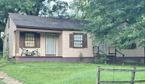 2823 Fairhill Dr, Jackson, MS 39212
