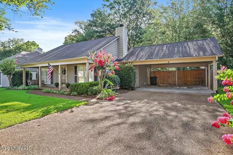Exterior - 1021 Laurel Dr, Flowood, MS 39232 photo 2 of 8