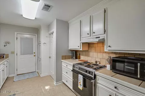 Kitchen - 1021 Laurel Dr, Flowood, MS 39232 photo 1 of 4
