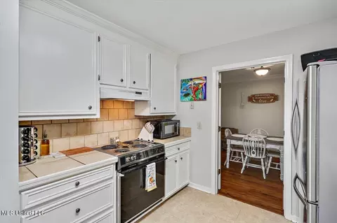 Kitchen - 1021 Laurel Dr, Flowood, MS 39232 photo 3 of 4