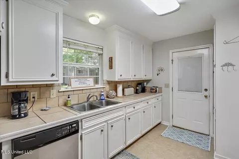 Kitchen - 1021 Laurel Dr, Flowood, MS 39232 photo 2 of 4
