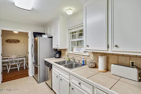 Kitchen - 1021 Laurel Dr, Flowood, MS 39232 photo 4 of 4
