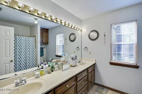 Bath - 1021 Laurel Dr, Flowood, MS 39232 photo 1 of 3
