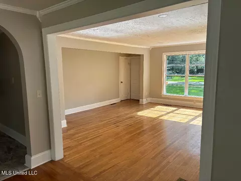 Living - 4650 Manila Dr, Jackson, MS 39206 photo 2 of 3