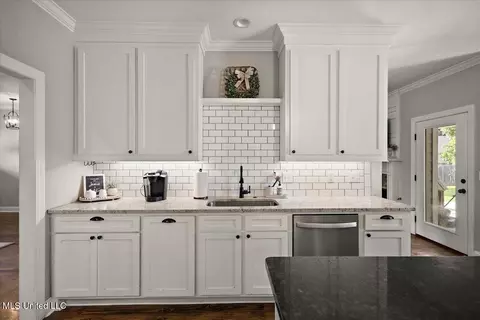 Kitchen - 311 E Brandon Ct, Brandon, MS 39042 photo 4 of 4