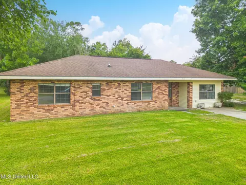 212 Seventh St, Bay Saint Louis, MS 39520