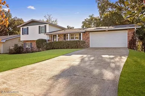 25 Oakwood Dr, Gulfport, MS 39507