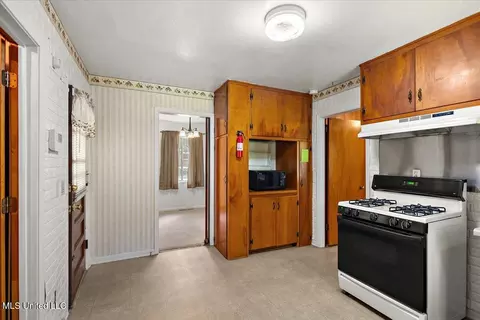 Entry Way - 216 Pine Ridge Rd, Jackson, MS 39206 photo 2 of 3