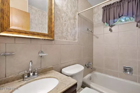 Bath - 216 Pine Ridge Rd, Jackson, MS 39206 photo 2 of 2