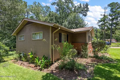 Exterior - 216 Pine Ridge Rd, Jackson, MS 39206 photo 2 of 7