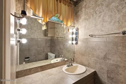 Bath - 216 Pine Ridge Rd, Jackson, MS 39206 photo 1 of 2