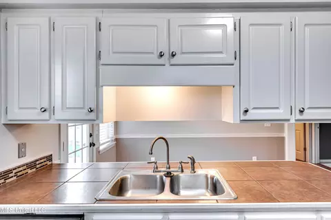 Kitchen - 166 Cedar Spring Cir, Pearl, MS 39208 photo 6 of 7