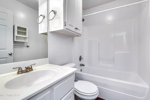 Bath - 166 Cedar Spring Cir, Pearl, MS 39208 photo 3 of 5