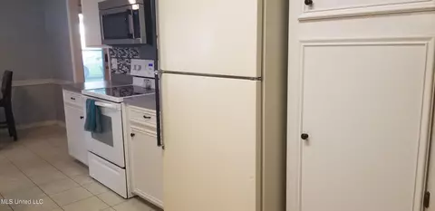 Kitchen - 131 Cypress Dr, Madison, MS 39110 photo 2 of 3